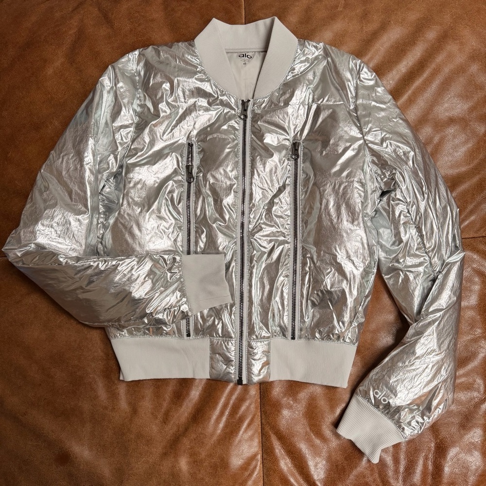 ALO Yoga Off Duty Bomber Jacket Womens XS  Silver Metallic Down Insulated - Picture 5 of 11
